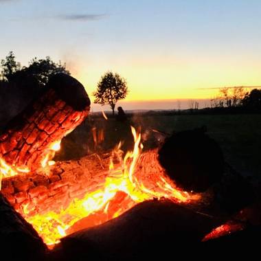 Holz rot glühend bei untergehender Sonne